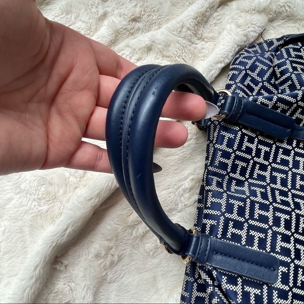 Tommy Hilfiger Signature Print Zipper Closure Bag - Picture 8 of 11